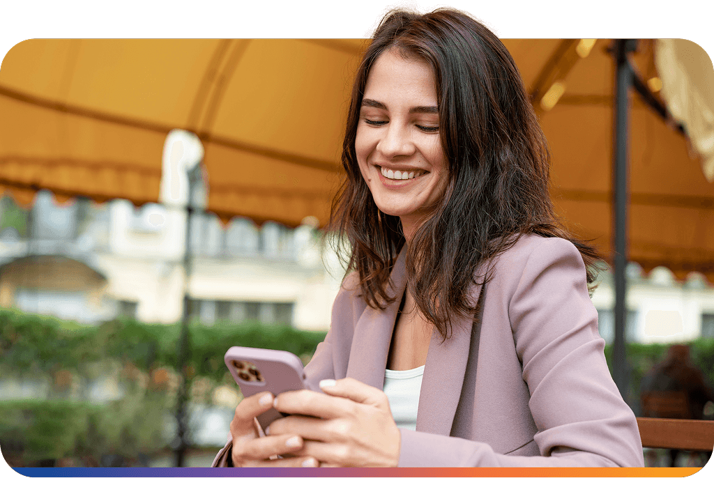 Parceira Lex usando o app no celular